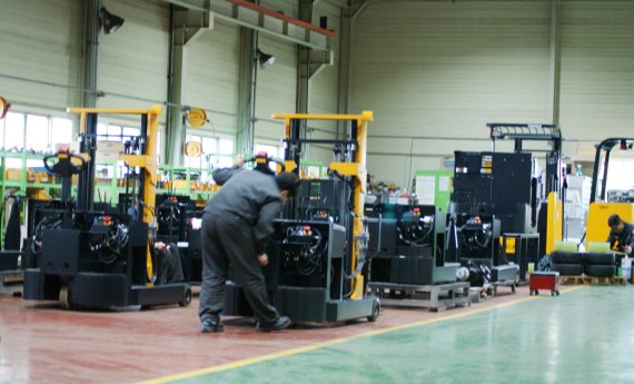 ㈜태진이엔지는 산업용 가구, 실험용 가구, 물류운반기계를 제조하는 인천 남동공단 소재 기업이다. 직원들이 지게차를 조립하고 있다.