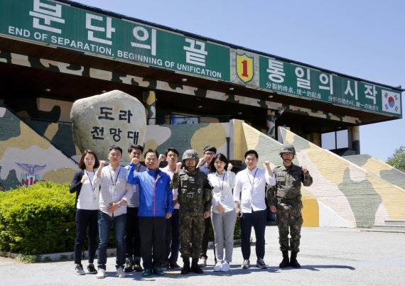 군인공제회는 올해 입사한 신입직원을 대상으로 안보의식 고취 및 회원에 대한 공감대 형성을 위해 육군 1사단을 방문했다고 25이 밝혔다. 신입직원들이 서부전선 최북단에 있는 도라OP를 견학한 후 대대장과 기념촬영을 하고 있다.