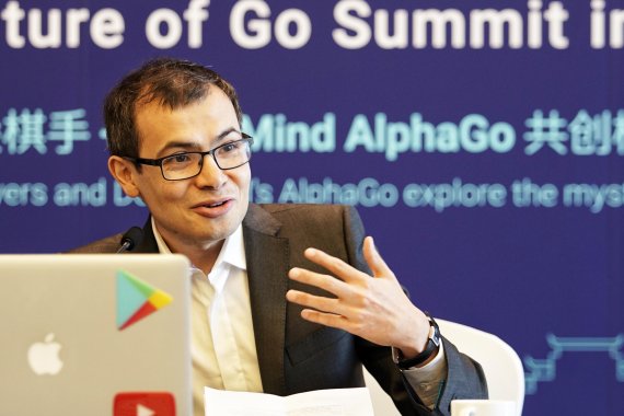 데미스 허사비스 딥마인드 CEO가 25일 중국에서 열리고 있는 바둑의 미래 서밋에서 알파고의 AI 기술을 실제 활용방안에 대해 소개하고 있다.