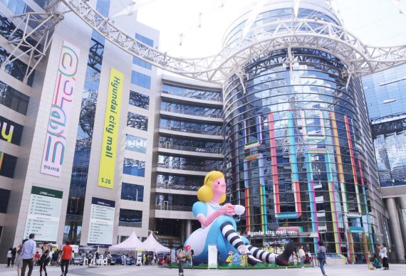 현대백화점은 지역 상권과의 상생을 위해 26일 개장하는 서울 송파의 도심형아울렛 '가든파이브점' 명칭을 현대시티몰로 정했다.현대시티몰 전경