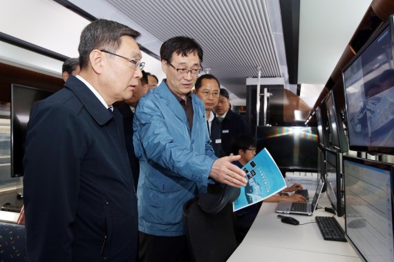 지난 24일 강영일 철도공단 이사장(왼쪽 첫번째)이 LTE-R기반 한국형 열차제어시스템(KRTCS-2)의 성능검증에 대한 설명을 듣고 있다.