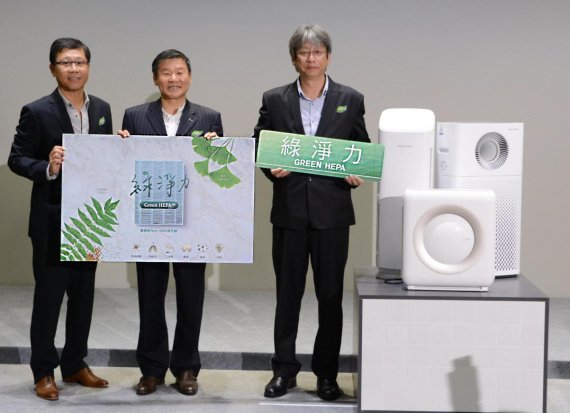 김용성 코웨이 해외사업본부장(가운데)이 지난 26일 대만 타이베이 네이후에서 열린 공기청정기 신제품 출시 행사에서 제품을 소개하고 있다.
