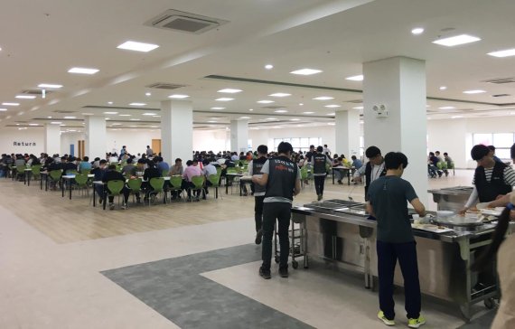 아워홈이 최근 베트남 하이퐁에 오픈한 LG이노텍 생산공장 내에 베트남 1호 급식 사업장에서 현지 직원들 점심식사를 하고 있다.