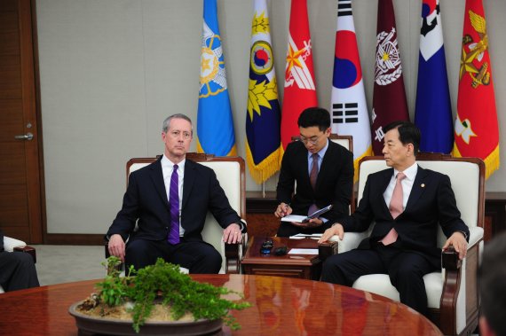한민구 국방장관 美 상하원 의원들과 만나 한미 공조방안 논의