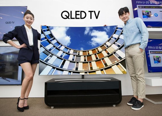 삼성전자 모델들이 29일 QLED TV 'Q8(커브드)' 75형을 소개하고 있다. 삼성전자는 QLED TV의 대형 라인업인 평면 타입의 'Q7'과 커브드 타입의 'Q8' 등 QLED TV 75형 2종을 출시하며 기존 55형·65형에 75형을 더한 다양한 라인업으로 소비자 선택의 폭을 넓혔다.