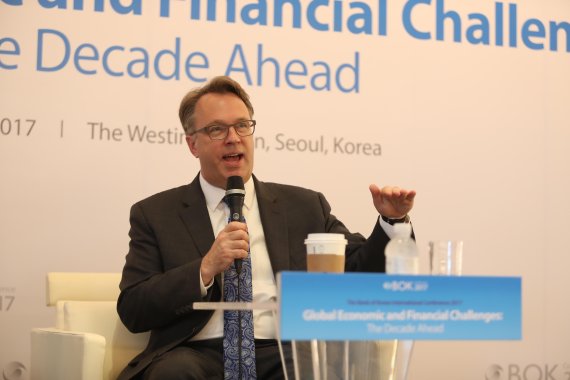 존 윌리엄스 미국 샌프란시스코 연방준비은행(FRB) 총재가 1일 서울 소공로 웨스틴조선호텔에서 열린 '2017 BOK 컨퍼런스'에서 기조연설을 하고 있다.