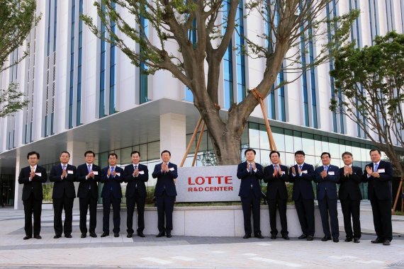 롯데는 1일 서울 강서구 마곡산업단지에 식품종합연구소인 ‘LOTTE R&D CENTER’의 준공식을 가졌다. 사진은 준공식에 참석한 (왼쪽부터) 롯데케미칼 김교현 대표이사, 롯데리아 노일식 대표이사, 롯데푸드 이영호 대표이사, 롯데주류 이종훈 대표이사, 롯데제과 김용수 대표이사, 롯데그룹 신동빈 회장, 롯데중앙연구소 여명재 연구소장, 파트너사 삼광식품 장진수 대표이사, 중앙대학교 식품공학과 박기환 교수, 강서구의회 탁수명 부의장, 파트너사 DA그룹 조원준 대표이사, 롯데그룹 경영혁신실 황각규 사장이 표지석 제막식을 가지고 기념촬영을