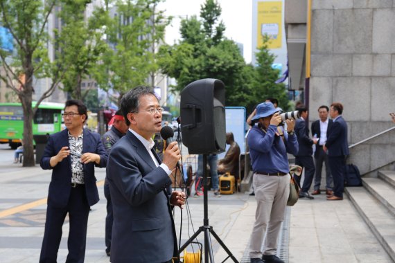 지난 1일 광화문광장에서 열린 '세월호 유류오염 피해대책 마련 촉구집회'에서 윤영일 의원이 피해보상을 위해 최선을 다하겠다고 밝히고 있다.