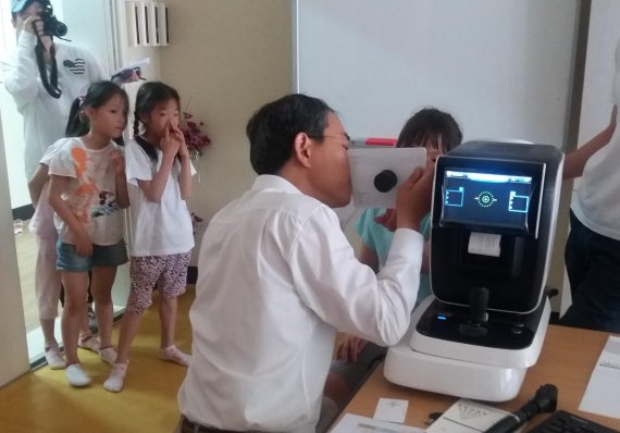 부산에 본사를 두고 안경 프렌차이즈 사업을 벌이고 있는 (주)아이젠트리가 지난 3일 부산 서구 천해남로 7 마리아수녀회 산하 부산 마리아 꿈터에서 아동 100명을 대상으로 전문적인 시력 검사와 안경을 지원하는 봉사활동을 하고 있다.