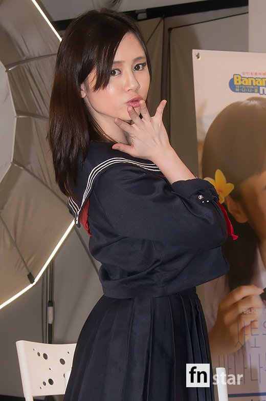 [포토] 요시카와 아이미, ‘AV배우의 손키스’
