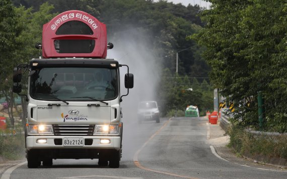 방역당국이 5일 오후 양산시 상북면 한 도로에서 조류인플루엔자(AI)바이러스 차단을 위한 소독을 하고 있다. 연합뉴스