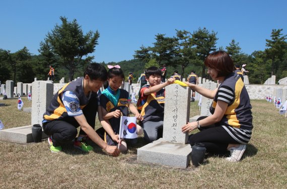 국가유공자에 우대금리 제공.. 현충원서 묘역 정화봉사까지