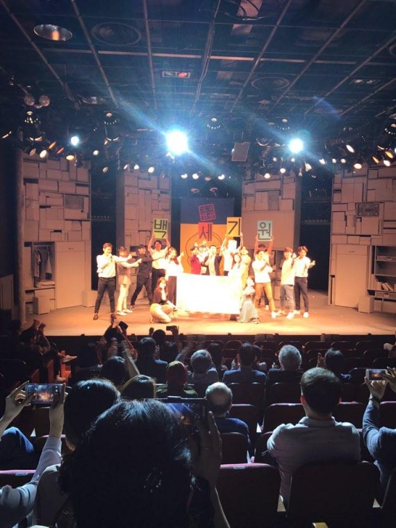 에이콤의 신작 뮤지컬 '찌질의 역사' 출연진이 축하 공연을 펼치고 있다.