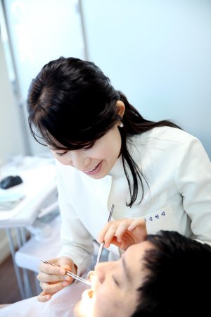 서울시치과의사회 김현성 홍보이사(피아노치과 원장)가 환자의 치아 상태를 체크하고 있다.