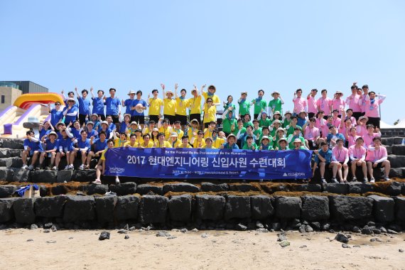 7~9일 진행된 수련대회에 참가한 현대엔지니어링 신입사원들이 제주 표선해변에서 ‘해변체육대회’를 마치고 기념촬영을 하고 있다.