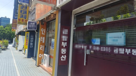 정부의 합동단속 첫날인 12일 서울 대치동 은마아파트 은마종합상가의 부동산중개업소 대부분이 문을 닫았다. 30여곳에 달하는 이 상가의 중개업소 중 문을 연 곳은 1~2곳에 불과했다.