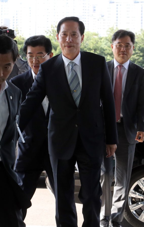 송영무 국방부 장관 후보자가 12일 한민구 국방부 장관을 만나기 위해 서울 이태원로 국방부 청사로 들어오고 있다. 연합뉴스