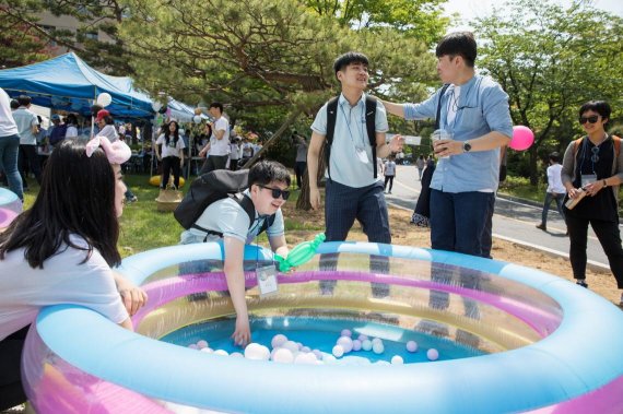 다이다믹 풀 부스에서 액체 촉감 놀이를 하고 있는 제8회 아이소리축제 참가자들