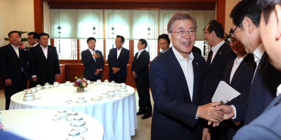 '지방분권공화국' 선언한 文대통령 "연방제 버금가는 지방분권제 만들것"