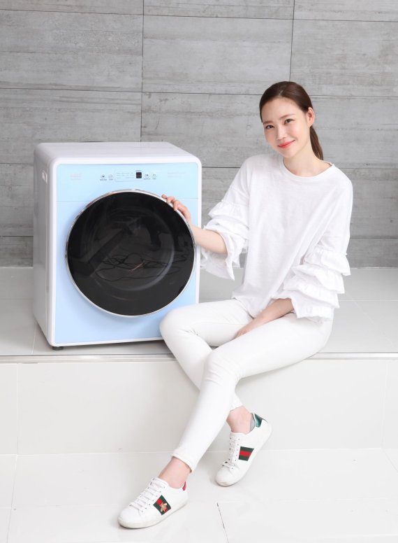 동부대우전자 모델이 스탠드형 3㎏ 미니 드럼세탁기를 소개하고 있다.