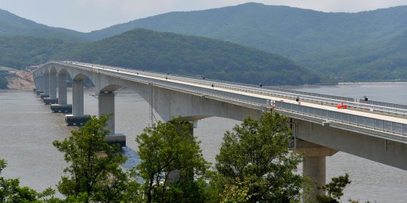 인천 강화도와 석모도를 연결하는 석모대교(삼산연륙교)가 오는 28일 오전 0시부터 전면 개통한다. 사진은 석모대교의 전경.