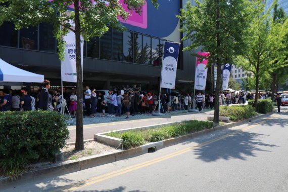 지난 16일 오픈 한 '울산 송정 지웰 푸르지오' 견본주택에 3일간 총 2만1000여 명이 방문했다. 방문객들이 줄 지어 모델하우스 입장을 기다리고 있다.
