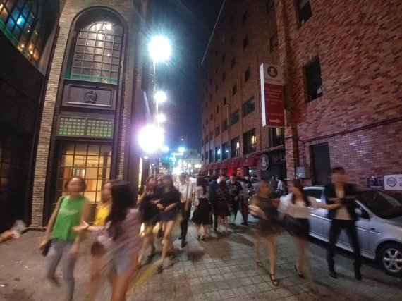 아산화질소를 채운 '해피벌룬'이 거리에서 사라졌다. 지난 16일 밤 11시 서울 용산구 이태원동 일대는 바람 빠진 풍선 대신 담배꽁초만 흩어져 있었다.