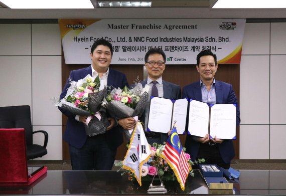 네네치킨이 19일 aT센터에서 NNC푸드와 말레이시아 진출을 위한 마스터 프랜차이즈 계약을 체결했다. 왼쪽부터 NNC 푸드 Raymond Wong 이사, 네네치킨 현철호 회장, NNC 푸드 Tatt Ghee Saw 대표이사.