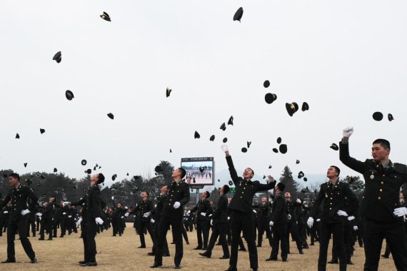 육군 하사로 임관한 초임 부사관들이 임관식장에서 축하 세레모니를 하는 모습 /사진=fnDB