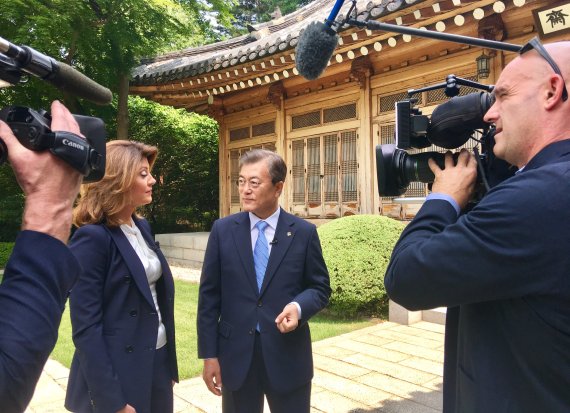 [‘웜비어 사망’ 후폭풍] 文대통령 "북핵문제 제재만으로 안돼 北과 대화 필요하다 믿는다"