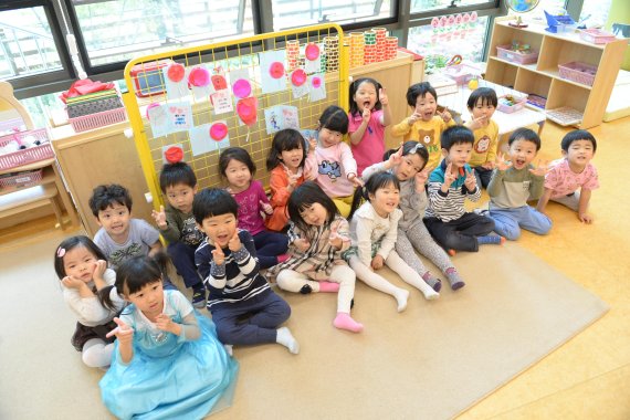 포스코ICT가 경기 판교사옥에 운영중인 사내 어린이집 내 원생들이 놀이에 열중하고 있다.
