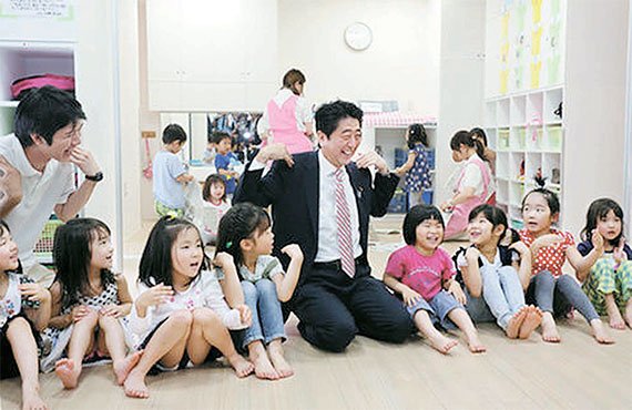 일본 정부는 저출산 극복을 위한 노력을 1990년대부터 시작했다. 아베 신조 총리 정부는 투입한 시간과 재정에 비해 성과가 미흡하다고 보고 지난 2015년 내각부(총리실)에 '1억 총활약 추진실'을 출범시키는 등 범 정부 차원의 인구절벽 극복책을 강도높게 추진하고 있다. 지난 2013년 요코하마시 보육소를 방문한 아베 총리(가운데)가 어린이들과 함께 수업에 열중하고 있다.