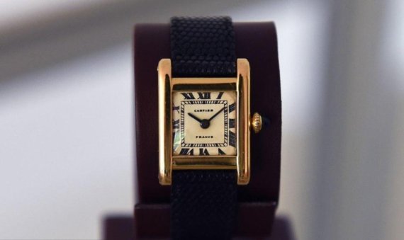 존 F. 케네디 전 미국 대통령의 영부인 재클린 케네디가 착용했던 시계가 4억여 원에 모델 킴 카다시안에게 낙찰됐다./뉴욕데일리뉴스 갈무리