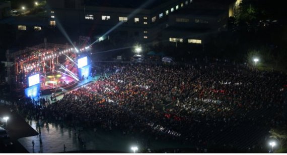 부산시 산하 지방공기업인 부산환경공단(이사장 이종원)은 국내 유일의 하수처리장 음악회인 '제8회 환경사랑 음악회'를 지난 23일 오후 7시 용호동 부산환경공단 남부사업소에서 1만여명이 참석한 가운데 성황리에 열었다고 26일 밝혔다. '환경과 문화의 접목을 통한 친환경생태도시 부산'을 주제로 이번 음악회는 국내 정상급 보컬을 자랑하는 바다, 허각, 조관우 등과 아이돌 가수 구구단, 트로트가수 등의 공연으로 진행됐다.