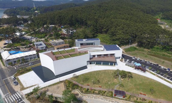 충남 태안군 소원면 의항리 만리포해수욕장 인근에 자리 잡은 유류피해극복 기념관 전경.