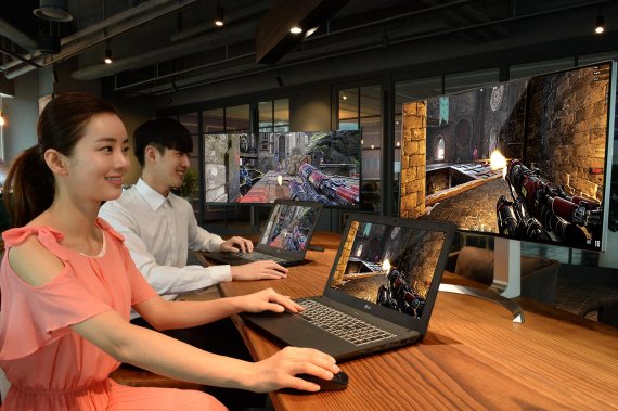 모델이 LG전자 게이밍 노트북 'LG15G870'로 게임을 하고 있다.