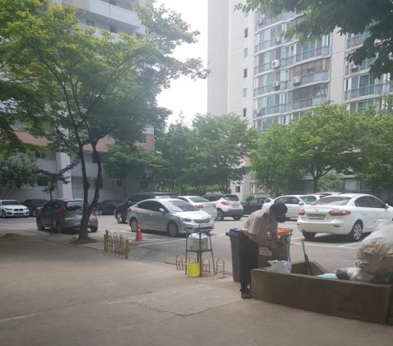 27일 서울 강북의 한 아파트 경비원이 점심시간에 분리수거를 하고 있는 모습.