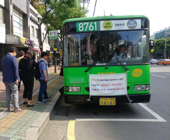 28일 오전 서울 지하철 광흥장역 인근에서 출근길 직장인들이 줄지어 다람쥐버스에 탑승하고 있다. 사진=김유아 기자