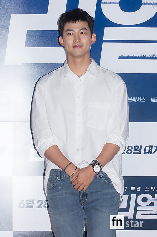 [포토] 2PM 옥택연, ‘흰셔츠에 청바지면 충분’