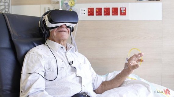 삼성전자 호주법인이 현지 암 센터 '크리스 오브라이언 라이프하우스'와 함께 VR을 활용, 암 투병 환자의 심리적 스트레스를 경감시키는 프로젝트를 진행했다. 환자가 VR을 활용해 치료를 받고있는 모습