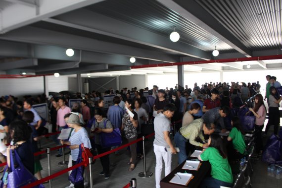 (주)효성의 '용산 센트럴파크 해링턴 스퀘어' 견본주택에 지난 6월 30일부터 지난 7월 2일까지 주말 3일 동안 약 2만8000여명의 방문객이 몰렸다. 견본주택에 입장하기 위한 긴 대기줄이 형성돼 있다.