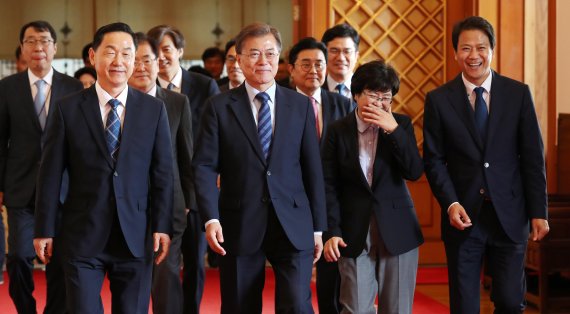 문재인 대통령이 4일 청와대 본관에서 김상곤 사회부총리 겸 교육부 장관(왼쪽)과 김은경 환경부 장관(오른쪽 두 번째)에게 임명장을 수여한 뒤 차담회를 하기 위해 이동하고 있다. /사진=연합뉴스