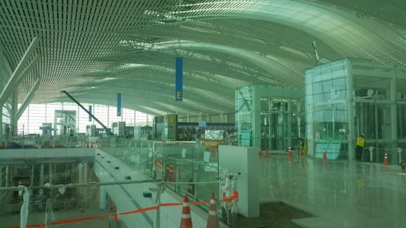 6일 공사가 한창 진행중인 인천국제공항 제2터미널 출국장층 내부 모습. 양 사이드에 마련된 2개의 출국장은 천장 높이를 25m로 확대한 것이 특징이다.