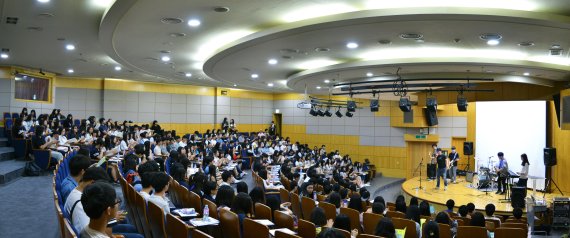 부산대학교가 다음달 8~11일 고교생들을 대상으로 대학전공을 미리 체험할 수 있는 '오픈캠퍼스' 행사를 갖기로 하고 오는 11일까지 참가자 5000명을 모집한다. 지난해 행사 장면.