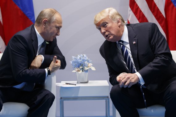 도널드 트럼프 미국 대통령(오른쪽)과 블라디미르 푸틴 러시아 대통령이 7일(현지시간) 독일 함부르크 주요 20개국(G20) 정상회의에서 처음으로 직접 만나 이야기를 나누고 있다. AP연합뉴스