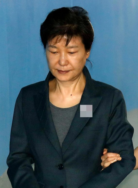 박근혜 '발가락 통증' 재판 불출석…삼성 증언 거부 "문제 없어"