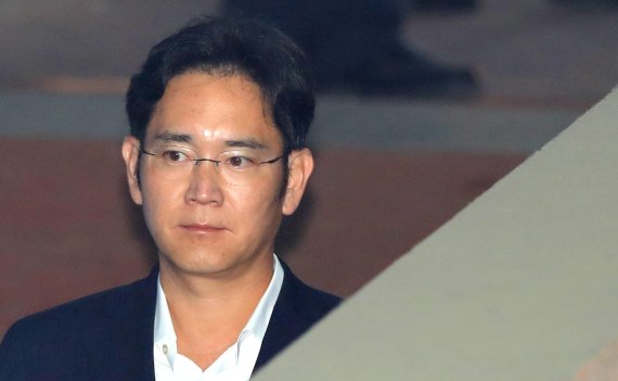 朴-李 만남 또 무산...이재용 '침묵'에 삼성-SK 통화내역 꺼낸 검찰