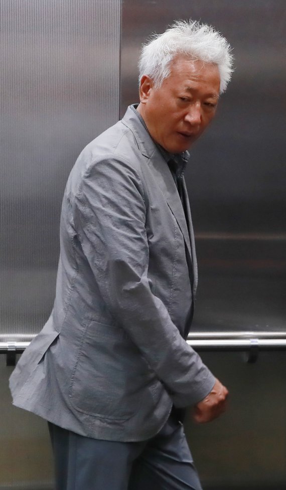 자유한국당 혁신위원장에 임명된 류석춘 연세대 교수가 10일 서울 여의도 자유한국당 당사를 떠나며 엘리베이터에 오르고 있다. 연합뉴스