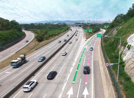 한국도로공사는 '사람이 우선인 안전한 고속도로' 실현을 목표로 한 '고속도로 Safety Lane 도입'으로 국민의 편의를 증진시키고 디자인 우수성도 인정받고 있다. 사진은 판교 인터체인지(IC)부근 '고속도로 Safety Lane' 디자인.