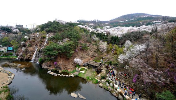 서울시 서대문구는 지난 2008년 하천 복원공사를 진행해 지역주민들이 사계절 걷고 싶은 하천 산책로를 조성했다. 산책로에 벚나무 등을 심어 아름다운 경관을 조성해 만족도를 높였다.